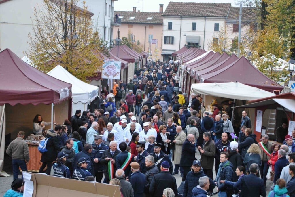Folla durante una manifestazione con stand e bancarelle