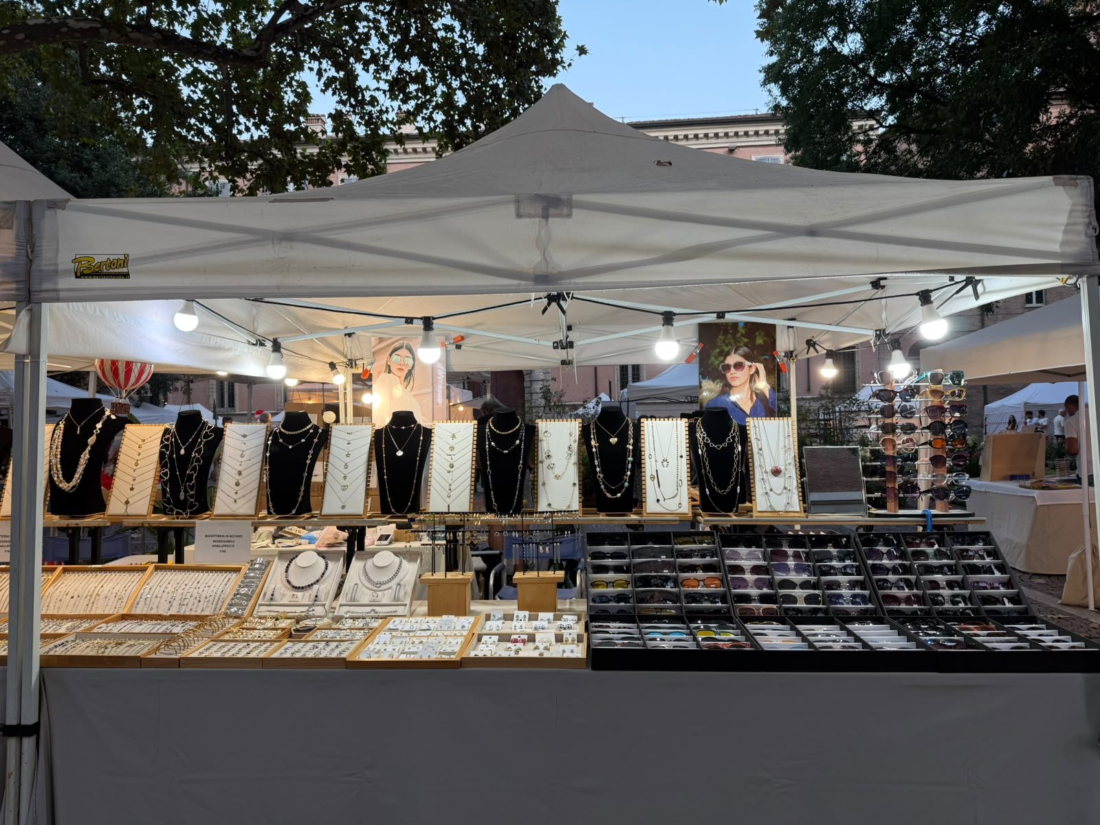 Occhiali da sole e accessori al banco Sfizi e Ninnoli
